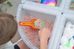 Sand och vattenlekbord utforska